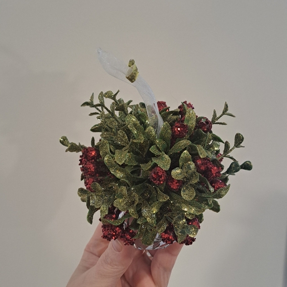 Ganz Kissing Crystal With Mistletoe And Berries. - Picture 2 of 3